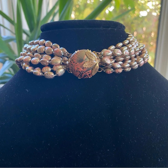 Vintage 1960s Choker Necklace with Plastic Gold and Coral Beads with Leaf Motif - Picture 9 of 11